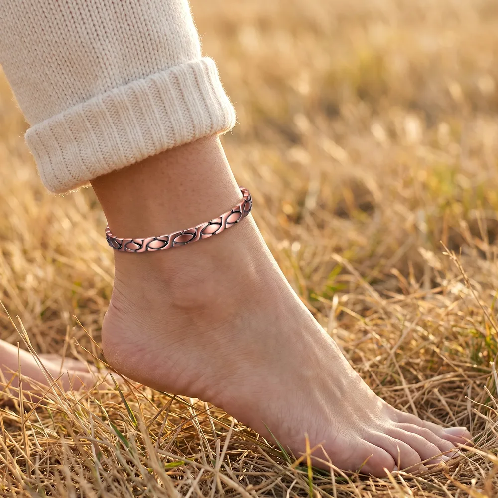 Bracelet de cheville en cuivre, maillons en X croisés, porté à la cheville Bracelet de cheville en cuivre, maillons en X croisés, porté à la cheville