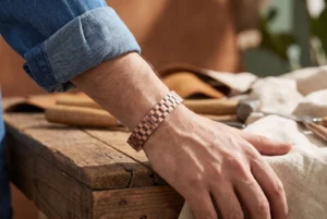 Bracelet en cuivre à maillons porté au poignet d'un homme, chemise en jean