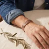 Bracelet en cuivre à maillons, arabesques végétales ciselées, porté au poignet