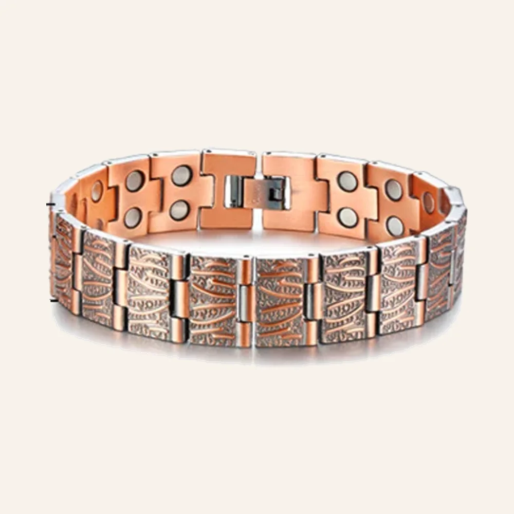 Large bracelet en cuivre mat à maillons gravés d'arabesques végétales, fermoir à clip