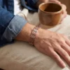 Bracelet en cuivre à maillons, chevrons en bandes, porté au poignet