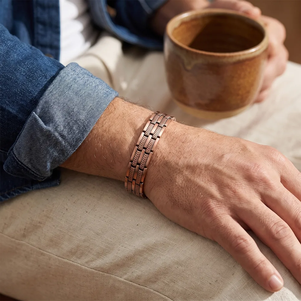 Bracelet en cuivre à maillons, chevrons en bandes, porté au poignet