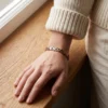 Bracelet en cuivre, maillons à feuilles croisées, porté au poignet