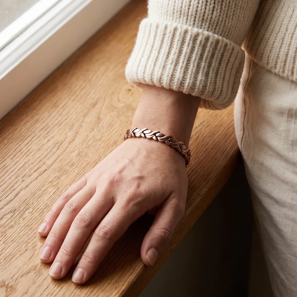 Bracelet en cuivre, maillons à feuilles croisées, porté au poignet