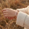 Bracelet en cuivre à maillons lisses, rosé, profil fin, porté au poignet Bracelet en cuivre à maillons lisses, rosé, profil fin, porté au poignet