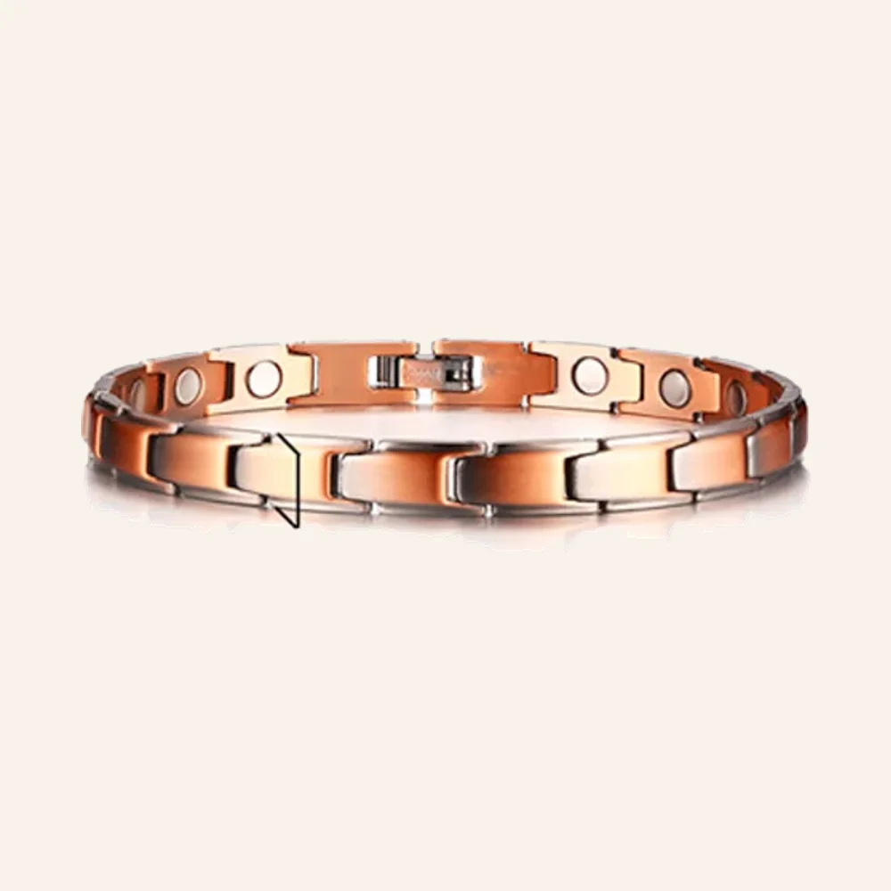 Bracelet fin à maillons plats de cuivre mat rosé, pastilles claires au revers et fermoir à clip Bracelet fin à maillons plats de cuivre mat rosé, pastilles claires au revers et fermoir à clip