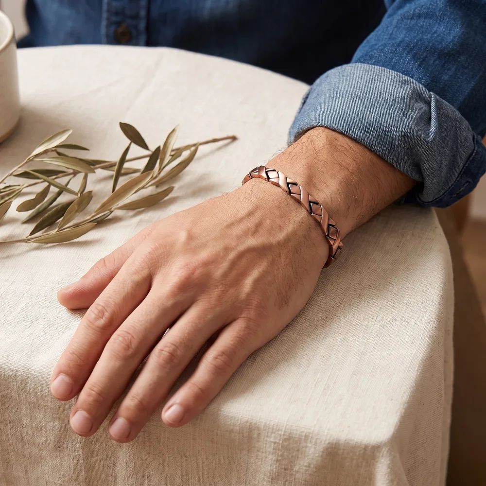 Bracelet en cuivre à maillons, maillons en X croisés, porté au poignet
