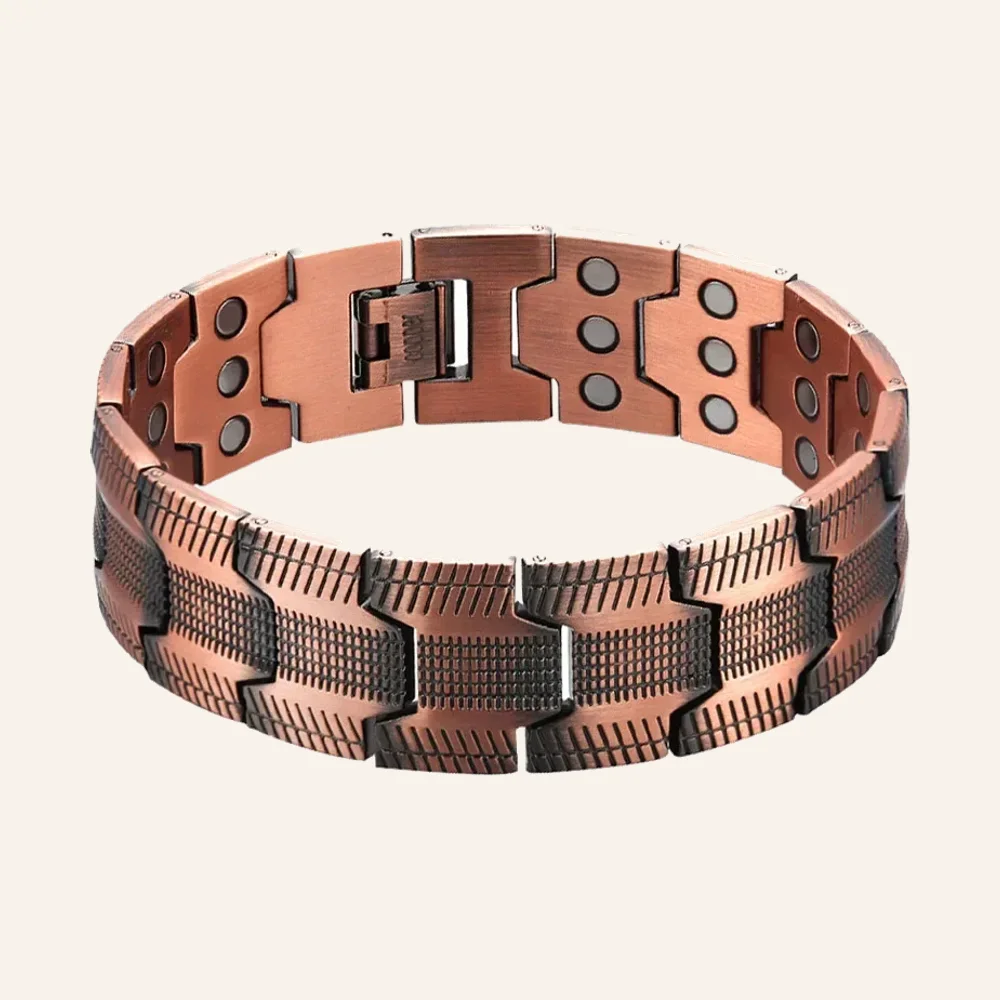 Bracelet à maillons larges en cuivre vieilli, stries verticales en relief et fermoir à clapet Bracelet à maillons larges en cuivre vieilli, stries verticales en relief et fermoir à clapet