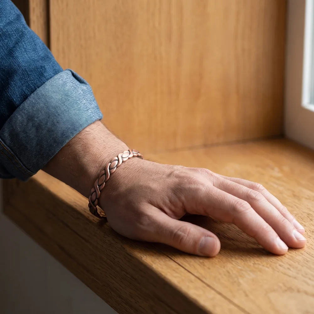 Bracelet en cuivre tressé, fils de cuivre tressés en natte, porté au poignet Bracelet en cuivre tressé, fils de cuivre tressés en natte, porté au poignet