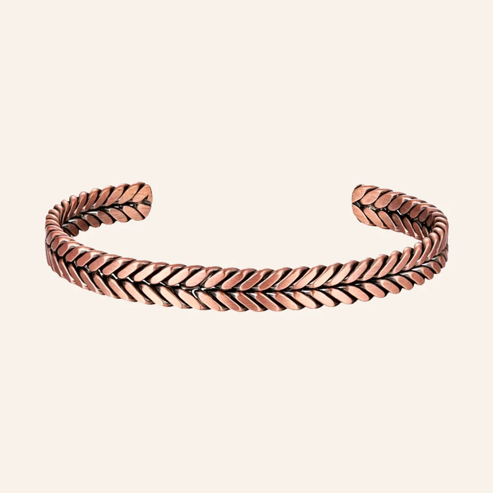 Bracelet jonc ouvert en cuivre patiné, fils torsadés en motif d'épi, extrémités coupées net Bracelet jonc ouvert en cuivre patiné, fils torsadés en motif d'épi, extrémités coupées net