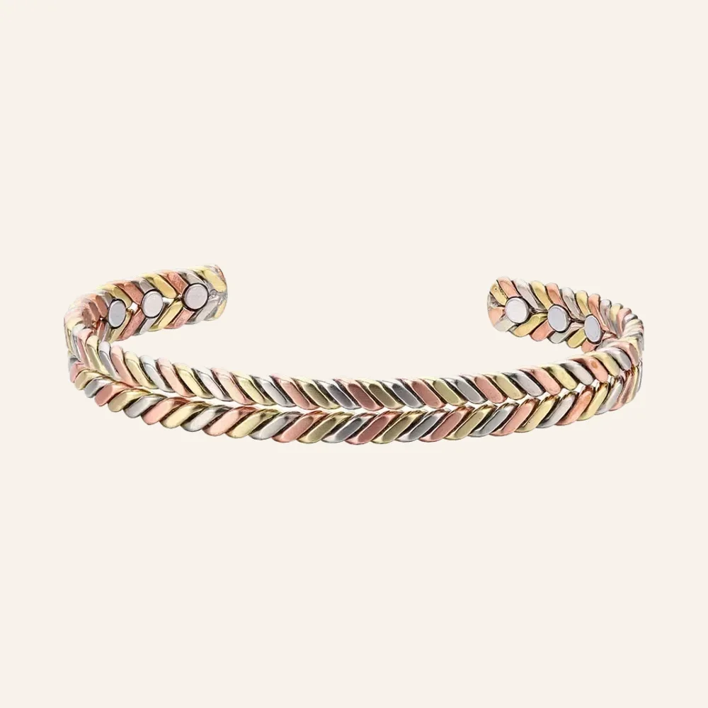 Bracelet jonc ouvert en cuivre à fils torsadés cuivre, doré et argenté, pastilles claires aux extrémités Bracelet jonc ouvert en cuivre à fils torsadés cuivre, doré et argenté, pastilles claires aux extrémités
