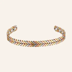 Bracelet jonc ouvert en cuivre, fils plats tressés en chevron cuivre rosé, doré et argenté, sur fond blanc