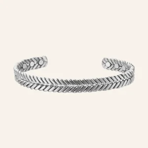 Bracelet jonc ouvert en cuivre argenté, fils torsadés en épi et pastilles rondes aux deux extrémités