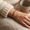 Bracelet en cuivre tressé, torsade en épi tressé, porté au poignet Bracelet en cuivre tressé, torsade en épi tressé, porté au poignet