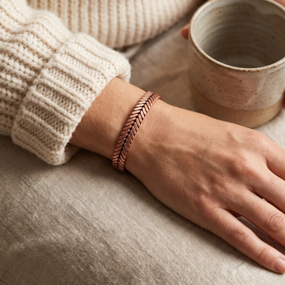Bracelet en cuivre tressé, torsade en épi tressé, porté au poignet Bracelet en cuivre tressé, torsade en épi tressé, porté au poignet