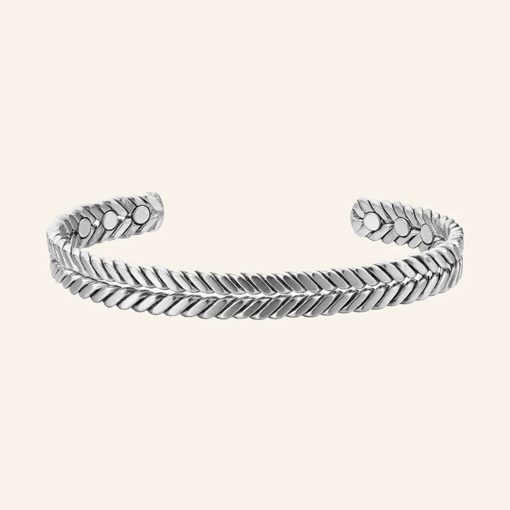 Bracelet jonc ouvert en cuivre argenté, fils torsadés en épi et pastilles rondes aux deux extrémités