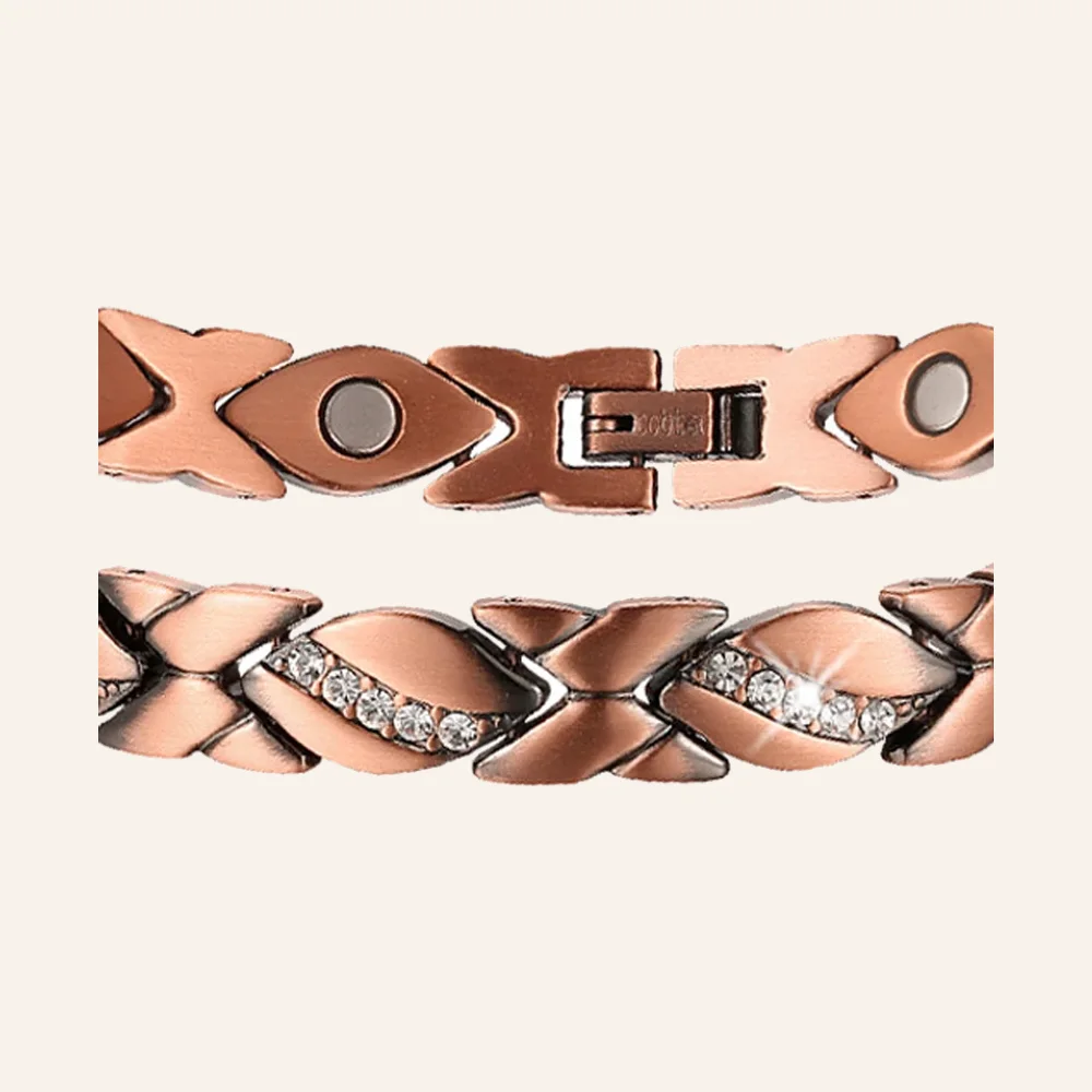 Collier en cuivre rosé à maillons croisillons pavés de petits strass, fermoir à clip visible