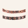 Collier à maillons en cuivre vieilli orné de croix latines lisses sur fond grainé foncé