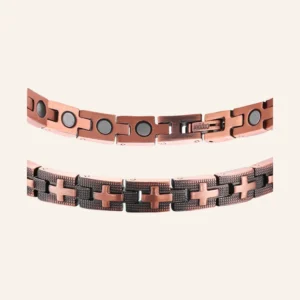Collier à maillons en cuivre vieilli orné de croix latines lisses sur fond grainé foncé