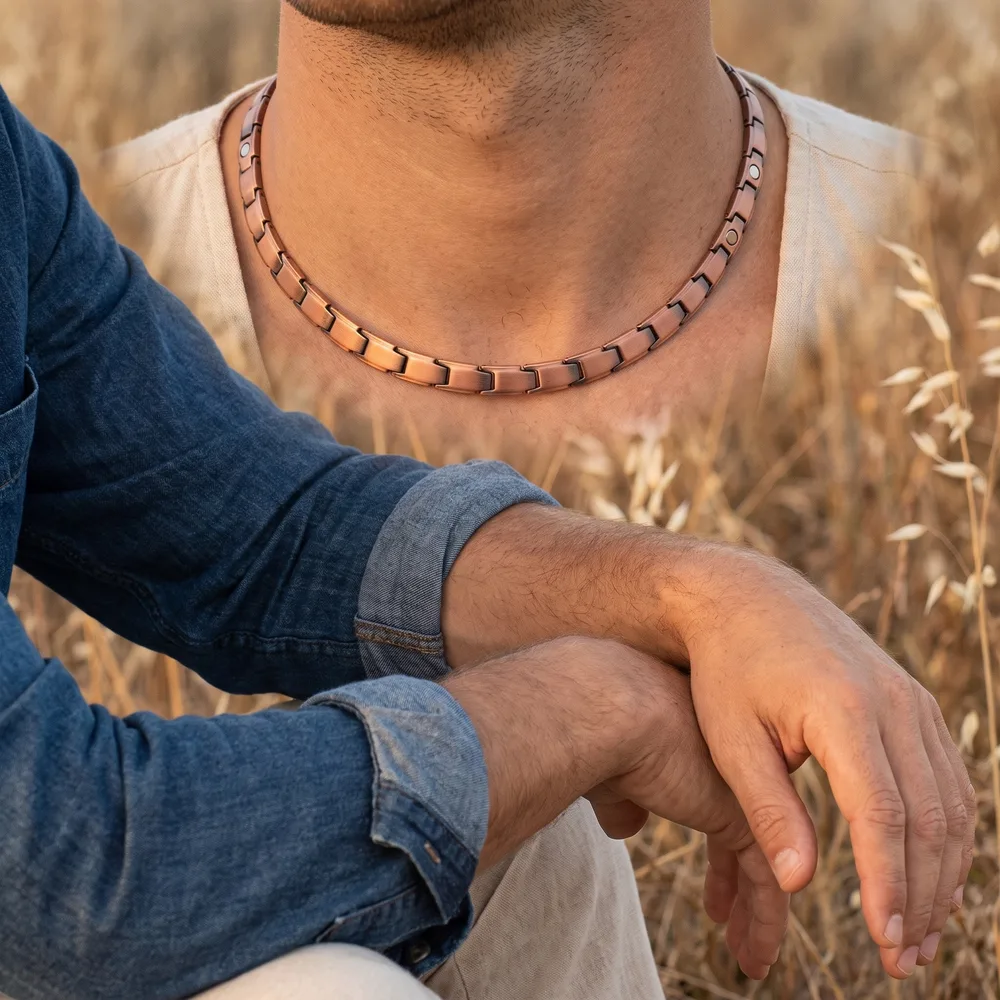 Collier en cuivre lisse patiné, maillons plats, porté au cou