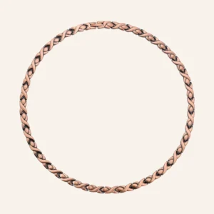 Collier articulé en cuivre rosé à maillons plats en X reliés par de petits segments, fermoir à clip. Collier articulé en cuivre rosé à maillons plats en X reliés par de petits segments, fermoir à clip.