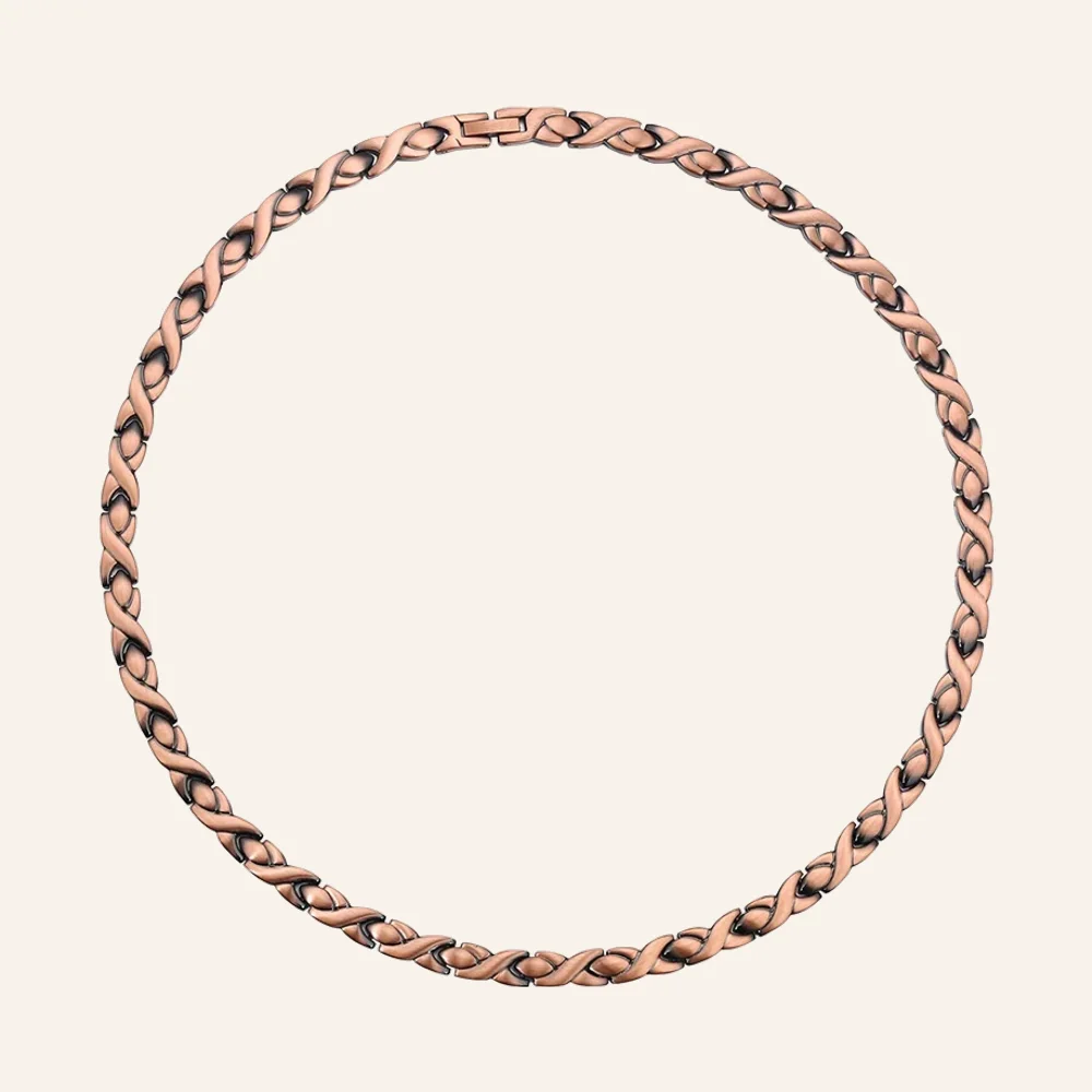 Collier articulé en cuivre rosé à maillons plats en X reliés par de petits segments, fermoir à clip.