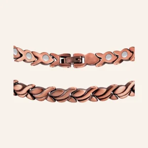 Collier à maillons de cuivre patiné en vagues entrelacées, fermoir à clip, posé à plat.