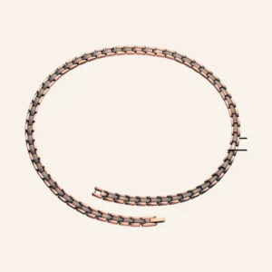 Collier en cuivre patiné présenté en boucle, maillons rectangulaires à surface grainée
