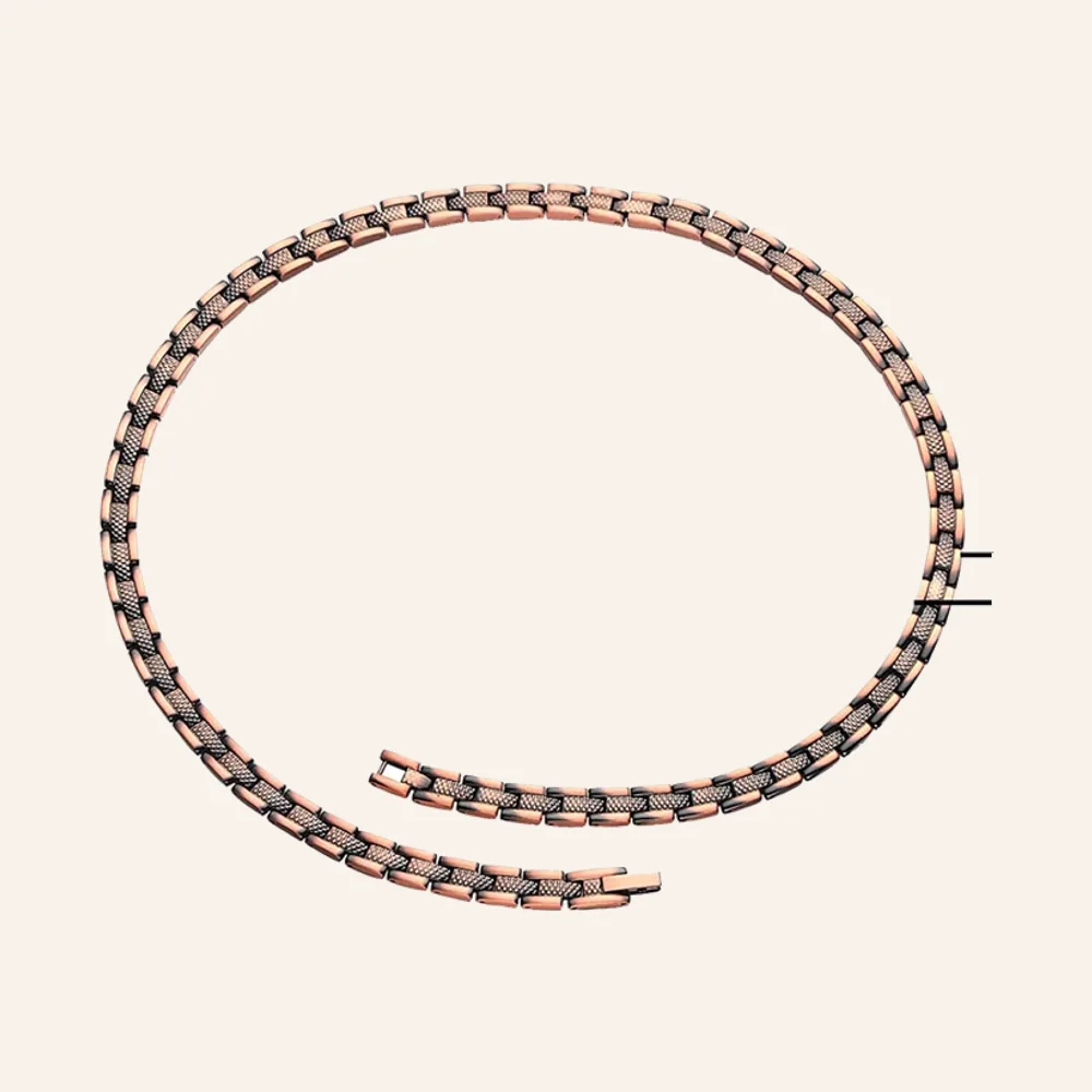 Collier en cuivre patiné présenté en boucle, maillons rectangulaires à surface grainée