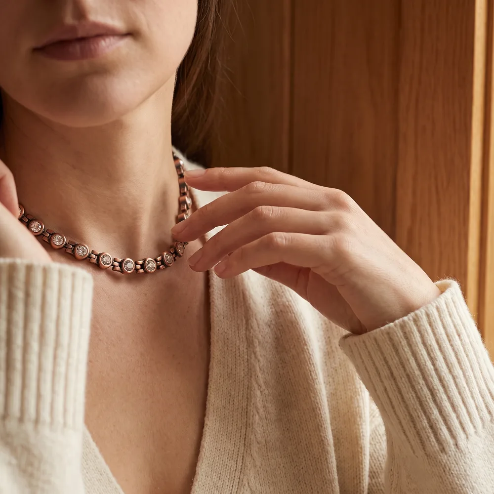 Collier en cuivre à strass ronds sertis clos, porté au cou