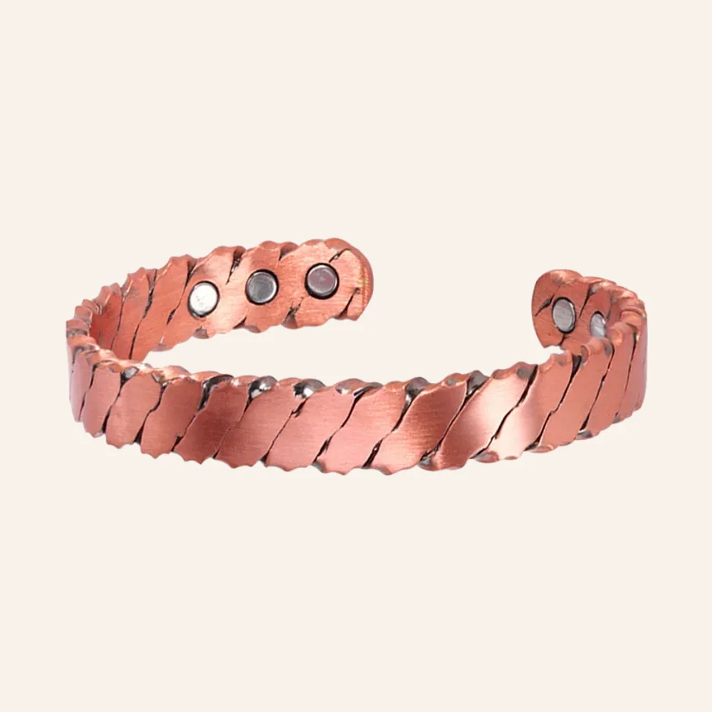 Large jonc ouvert en cuivre brossé à cannelures obliques, trois pastilles rondes à chaque extrémité