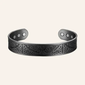 Bracelet jonc large de teinte noire, gravé de nœuds celtiques autour d'un arbre, pastilles rondes aux extrémités