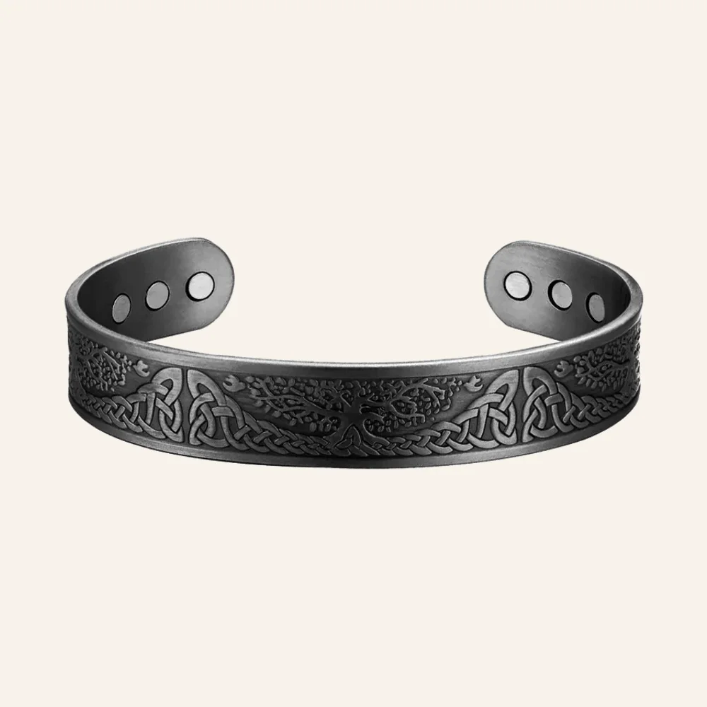 Bracelet jonc large de teinte noire, gravé de nœuds celtiques autour d'un arbre, pastilles rondes aux extrémités
