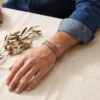 Jonc en cuivre, entrelacs celtiques serrés, porté au poignet