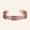 Jonc ouvert en cuivre rosé gravé de fleurs et de feuilles, avec petites pierres claires