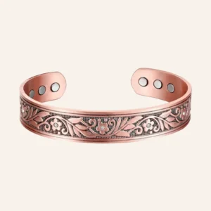 Jonc ouvert en cuivre rosé gravé de fleurs et de feuilles, avec petites pierres claires