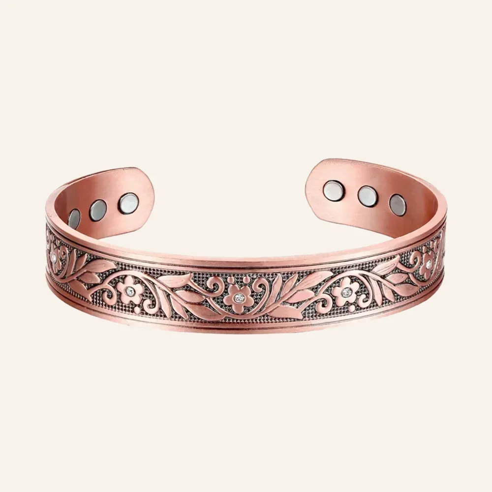 Jonc ouvert en cuivre rosé gravé de fleurs et de feuilles, avec petites pierres claires