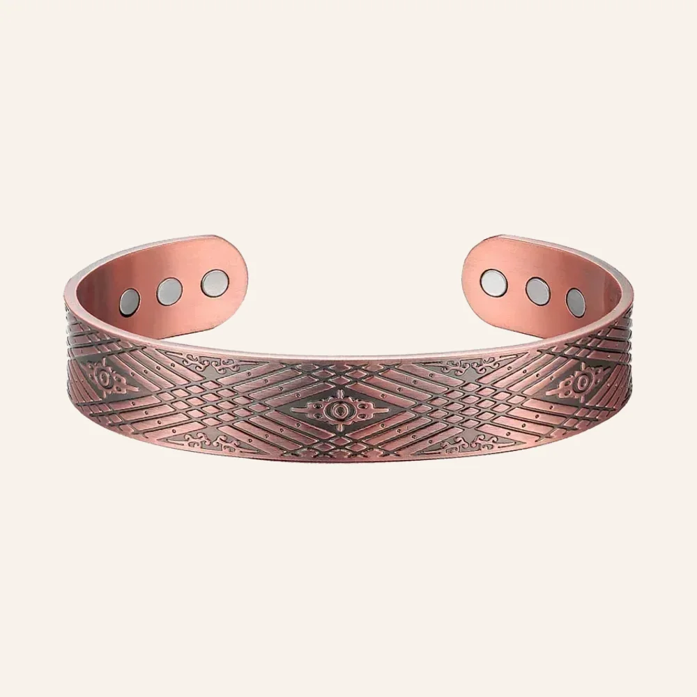 Large jonc ouvert en cuivre patiné gravé de losanges et de hachures, six pastilles rondes aux extrémités