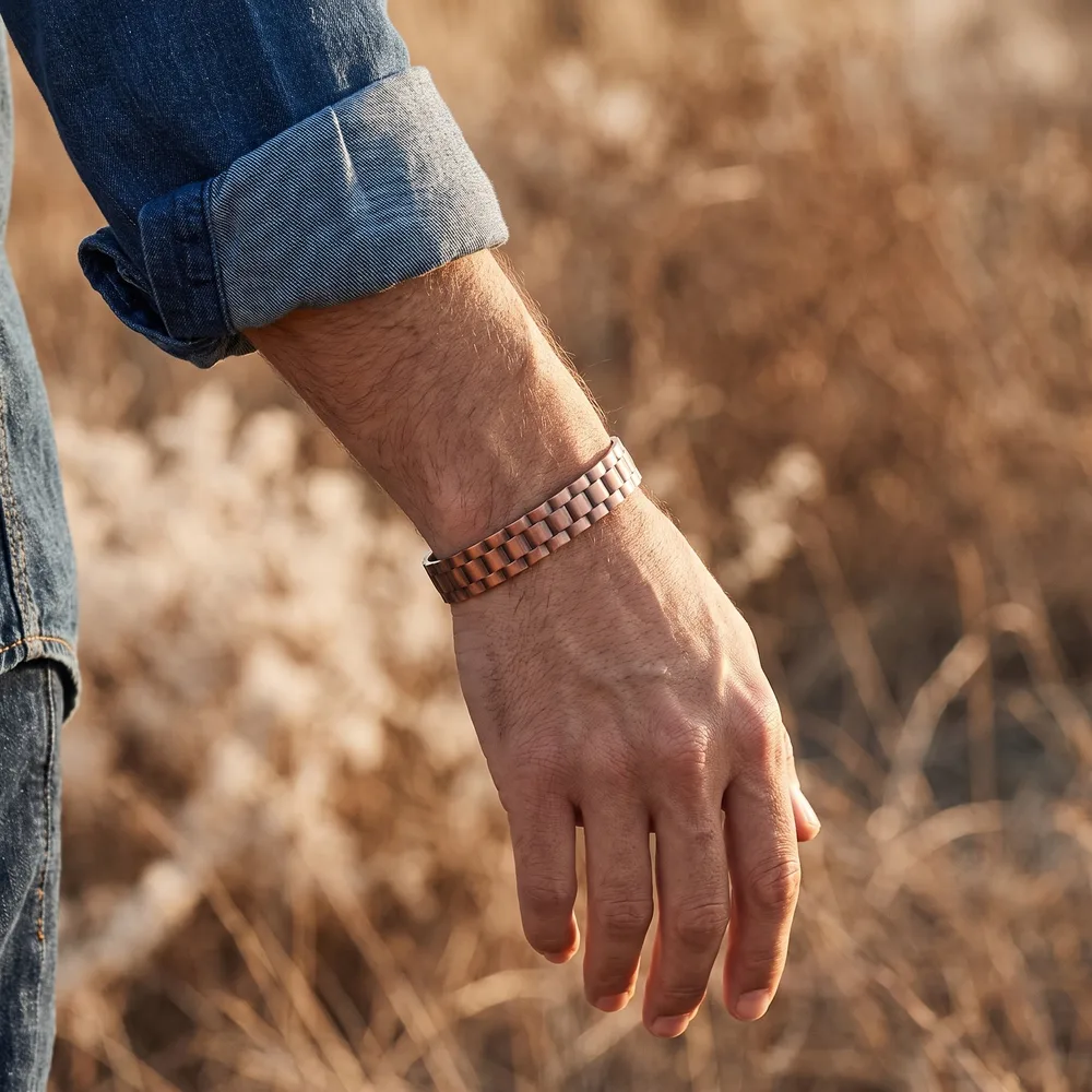 Jonc en cuivre maillons façon bracelet de montre, porté au poignet Jonc en cuivre maillons façon bracelet de montre, porté au poignet