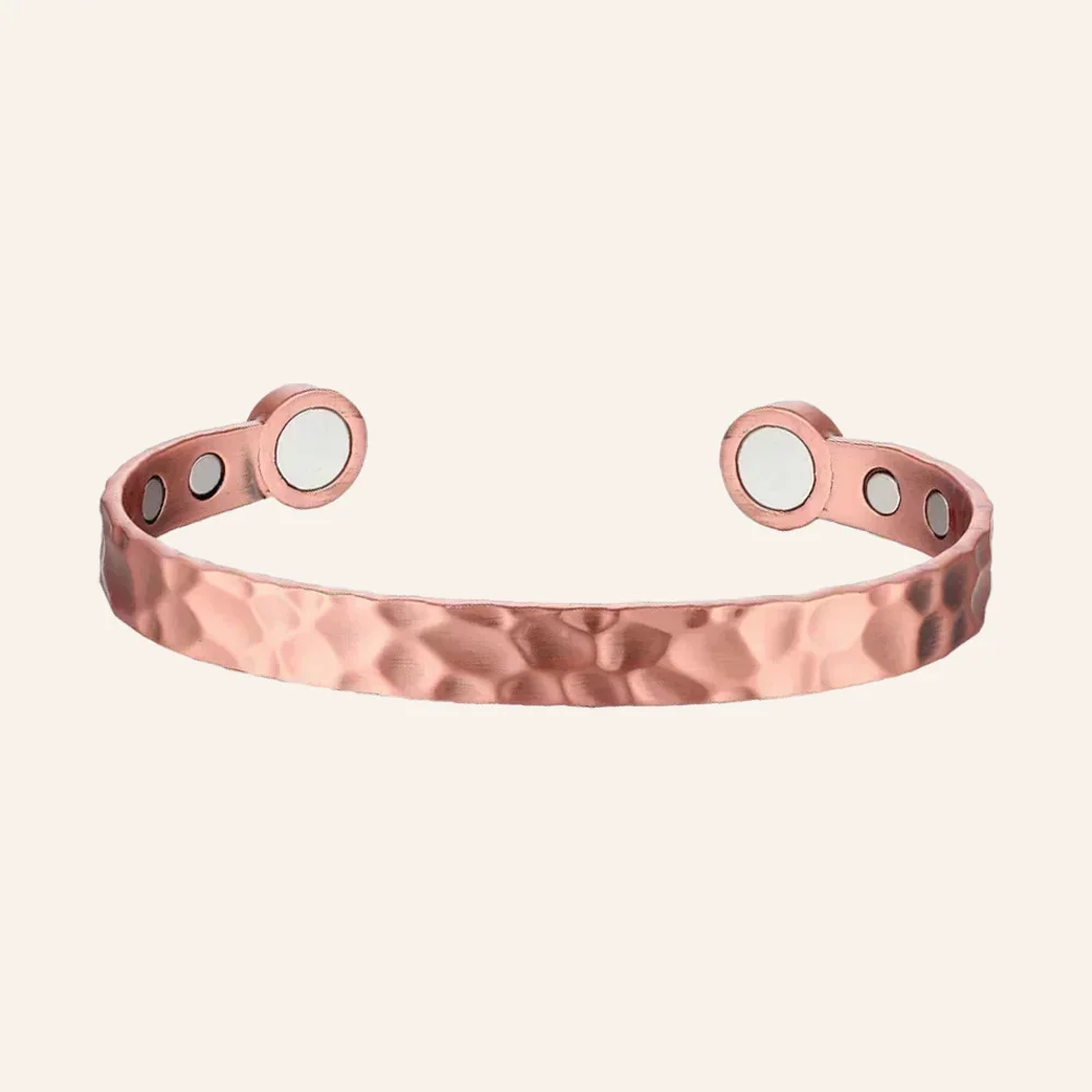 Jonc ouvert en cuivre rosé à surface martelée en facettes, pastilles rondes aux extrémités